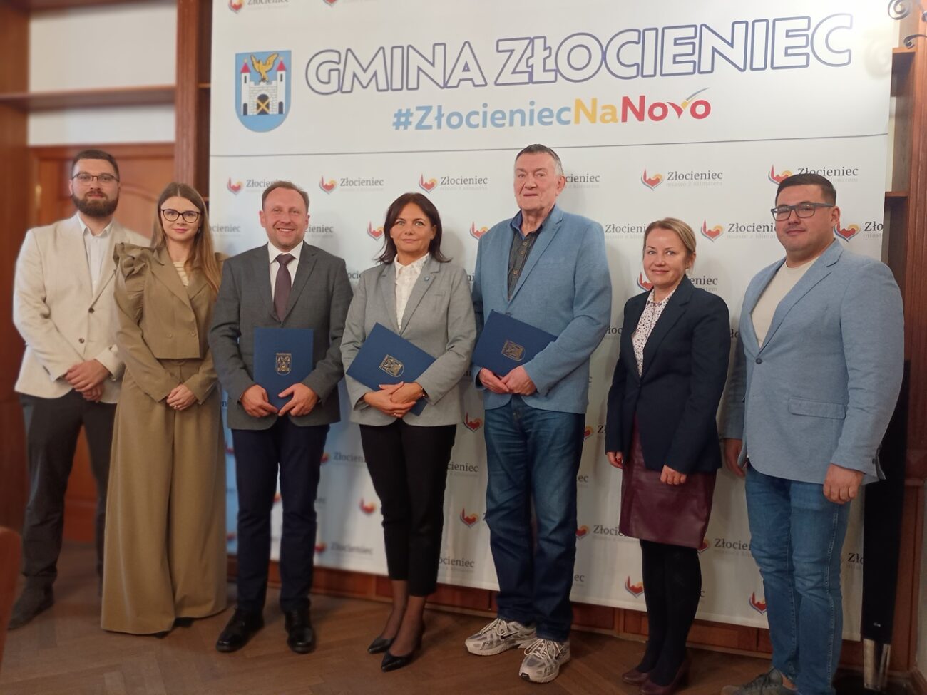 Fot. UM Złocieniec od lewej: Filip Jurczyk Kierownik ds. ciepła użytkowego w PGB Serwis, Katarzyna Walków Radca Prawny w PGB Inwestycje, Tomasz Strzelecki Prezes Zarządu PGB Inwestycje, Małgorzata Głodek Burmistrz Gminy Złocieniec, Waldemar Włodarczyk Prezes ZC Sp. z o.o., Katarzyna Potocka-Krak Radca Prawny w Kancelarii Radcy Prawnego Katarzyna Potocka-Krak, Jacek Szadzewicz Zastępca Burmistrza Gminy Złocieniec.